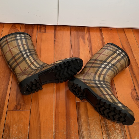 COPY - Burberry Wellington Rain Boot - Picture 5 of 5